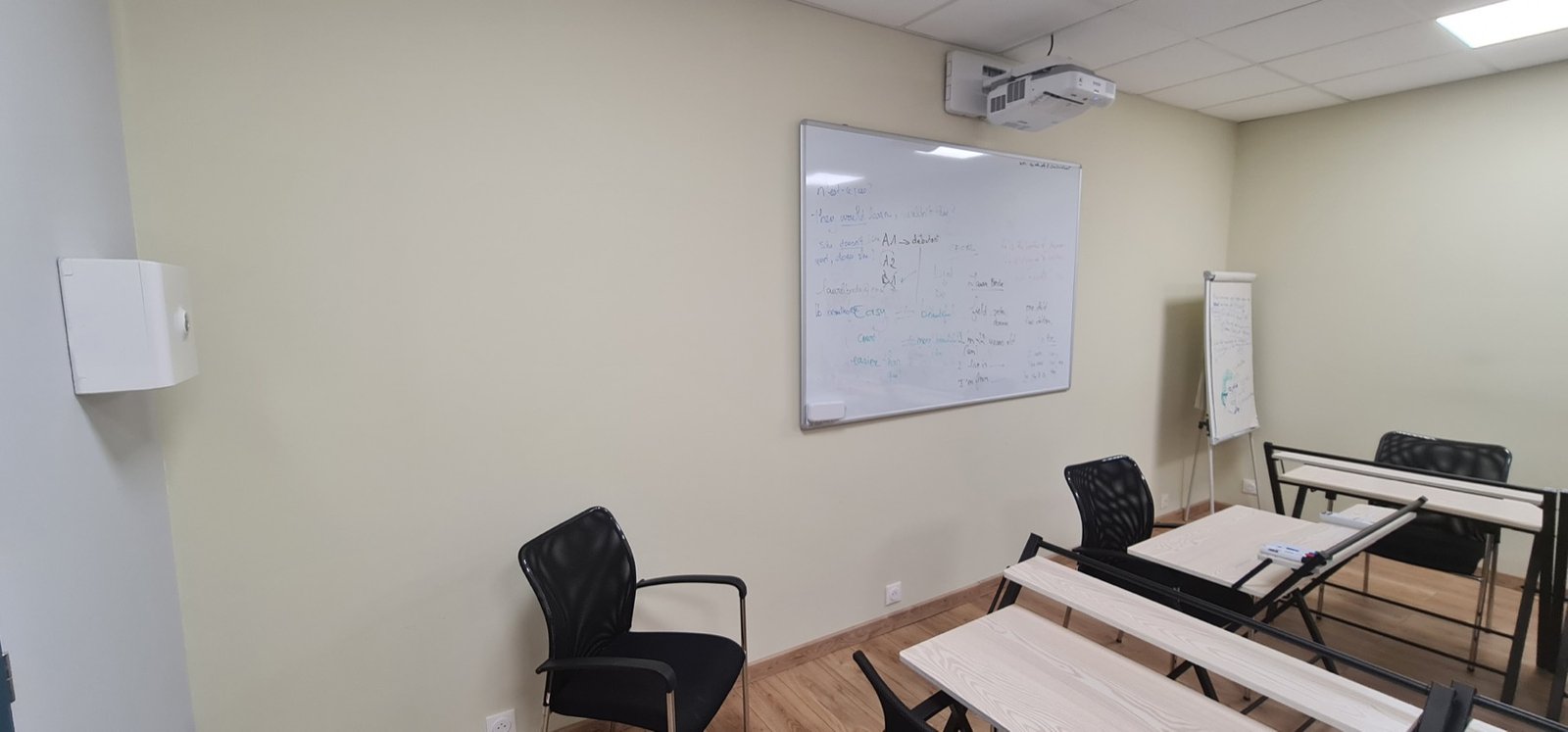 Tableau blanc et équipement de présentation dans la salle de 35 m².