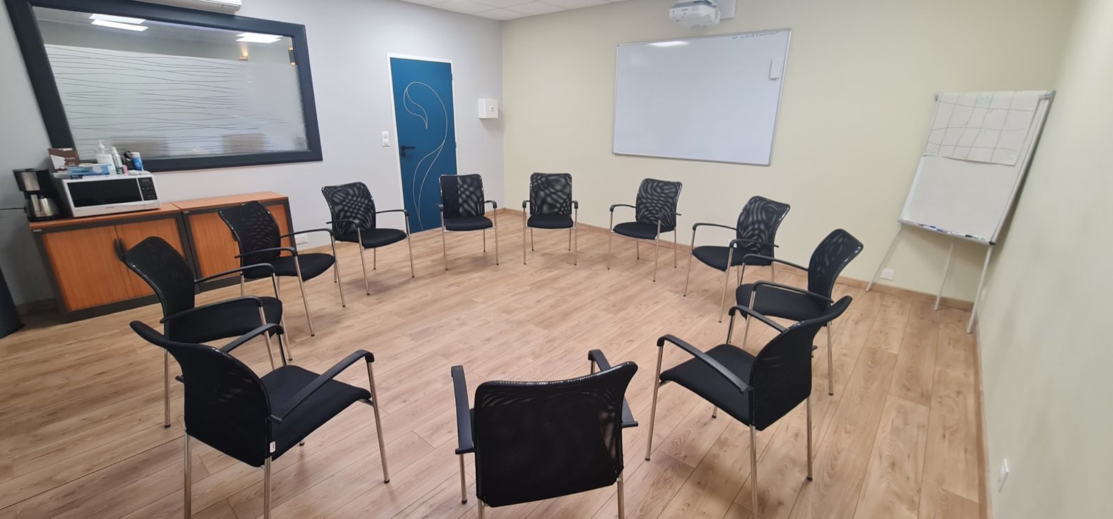 Vue d’ensemble de la salle polyvalente de 35 m².